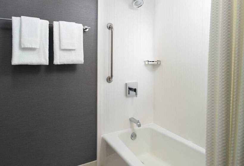 هتل Courtyard By Marriott Raleigh Midtown
