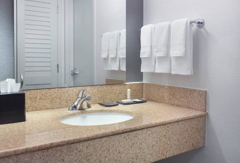 هتل Courtyard By Marriott Raleigh Midtown