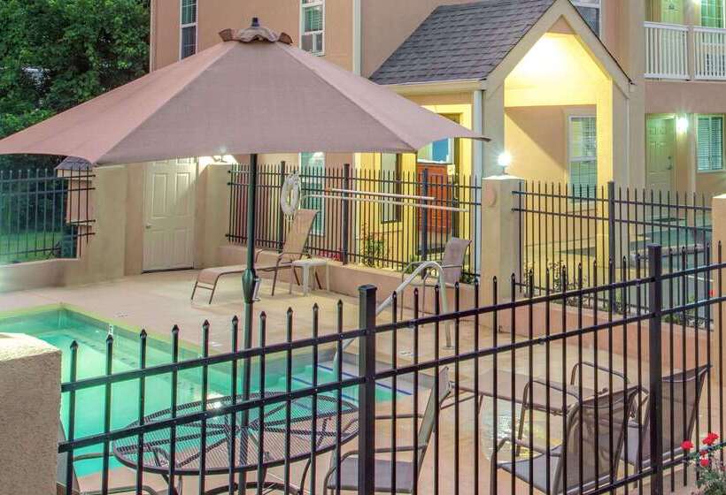هتل Days Inn By Wyndham Canton
