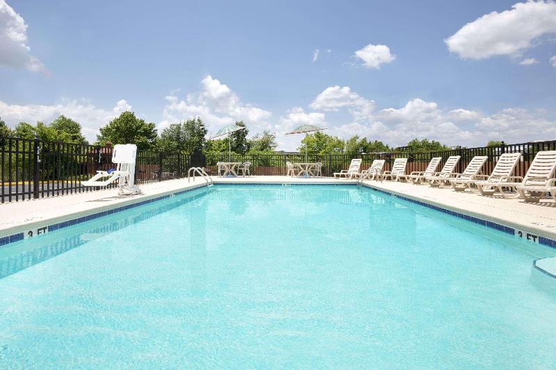 Отель Days Inn By Wyndham Columbus North Fort Moore