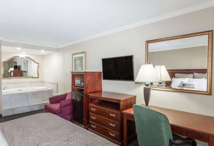 هتل Days Inn By Wyndham Destin