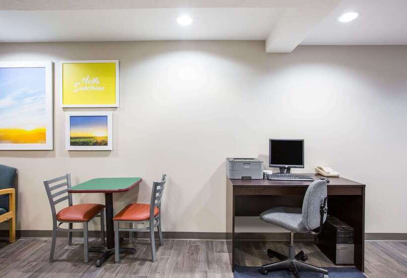 Отель Days Inn By Wyndham Hays