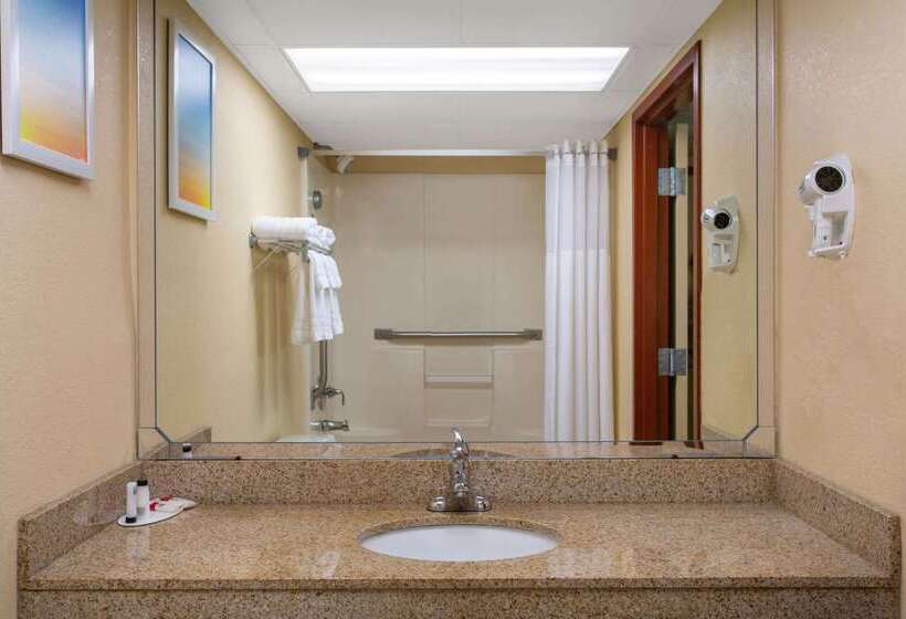 Отель Days Inn By Wyndham Hillsborough