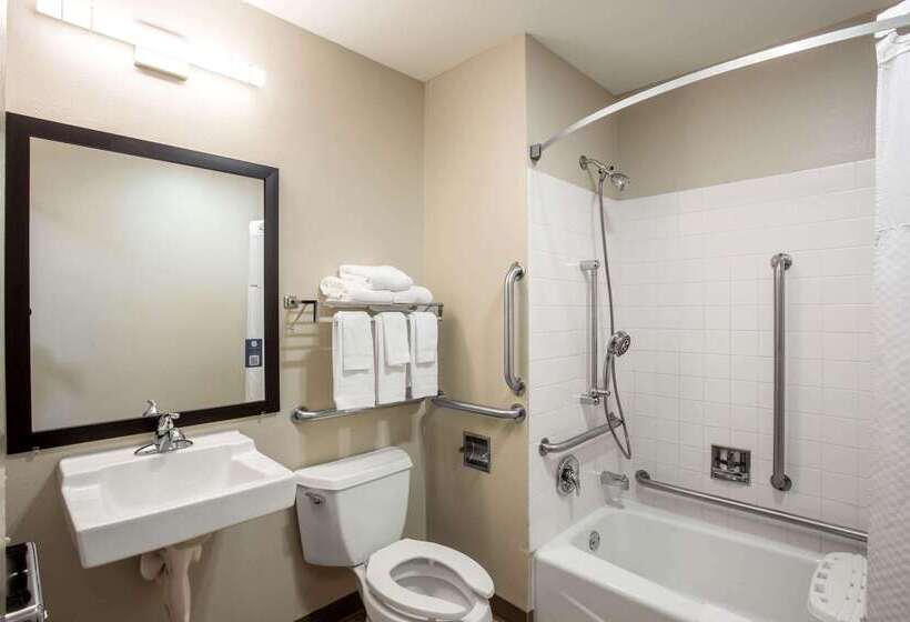 هتل Days Inn By Wyndham Marquette