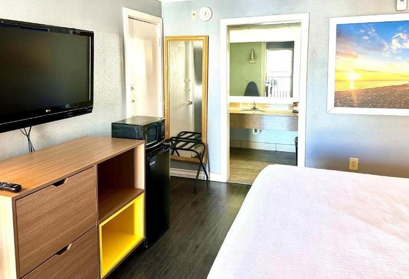 هتل Days Inn By Wyndham Pensacola Historic Downtown