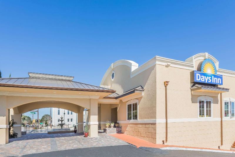 בית מלון כפרי Days Inn By Wyndham Pensacola  Historic Downtown
