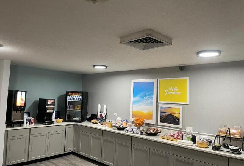 Отель Days Inn By Wyndham Port Charlotte Town Center