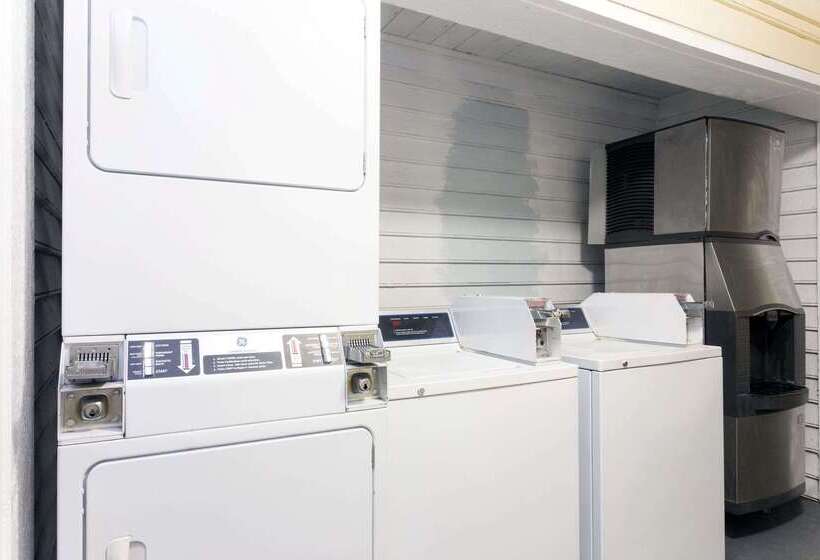 هتل Days Inn By Wyndham Savannah Airport