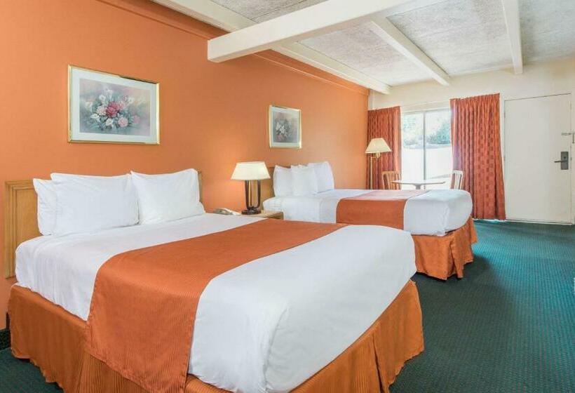 Отель Days Inn By Wyndham St. Louis North