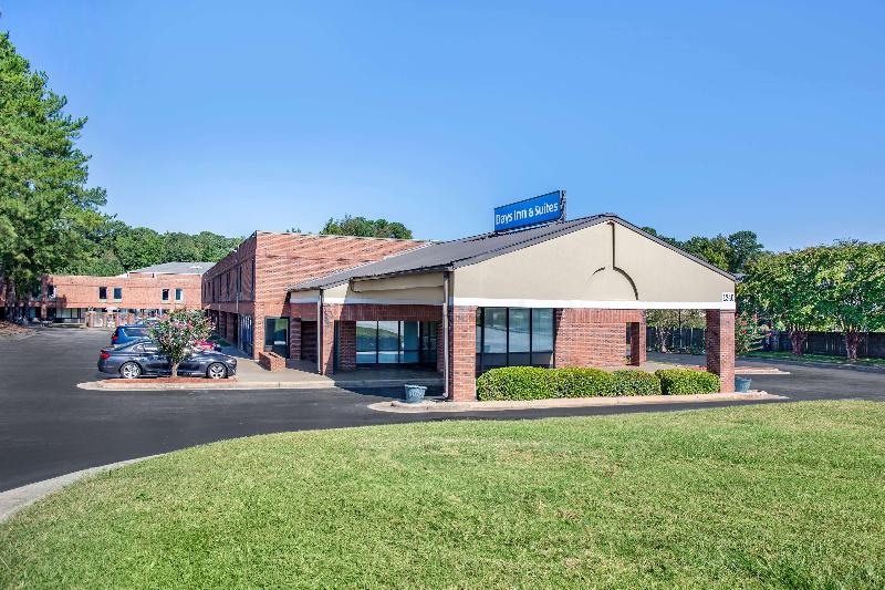 هتل Days Inn & Suites By Wyndham Rocky Mount Golden East