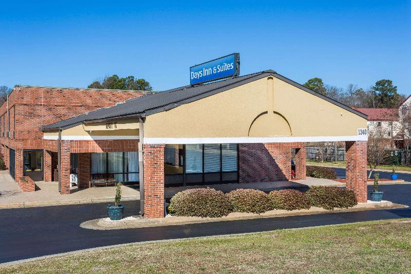 هتل Days Inn & Suites By Wyndham Rocky Mount Golden East