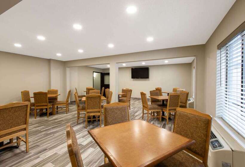 هتل Days Inn & Suites By Wyndham Wisconsin Dells