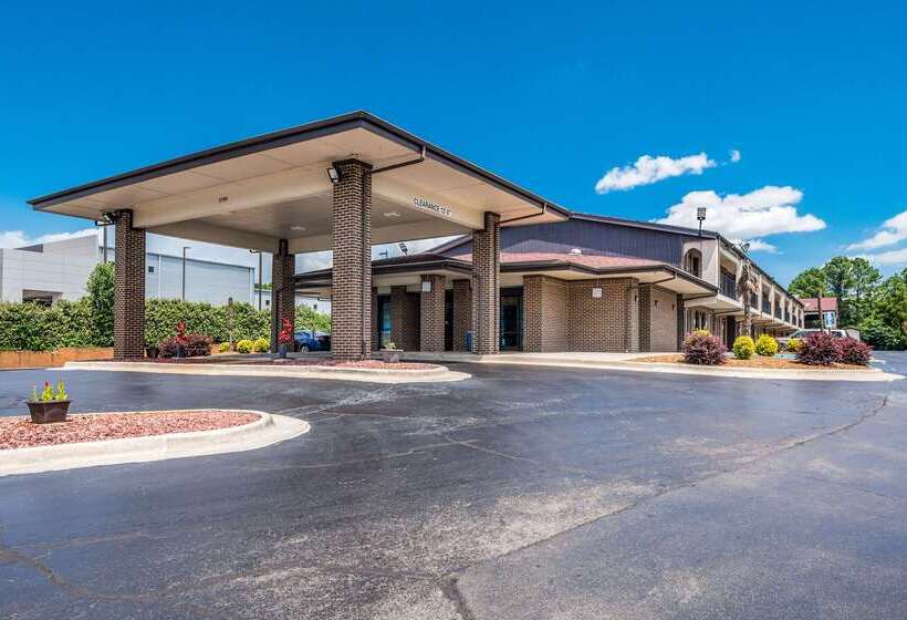 هتل Econo Lodge Inn & Suites University