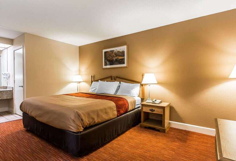 هتل Econo Lodge Inn & Suites University