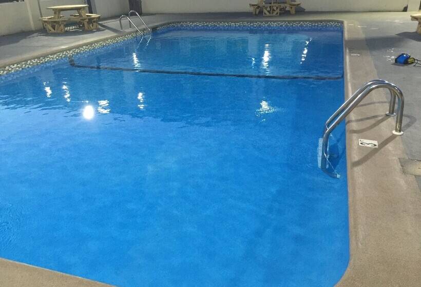 هتل Econo Lodge Inn & Suites University