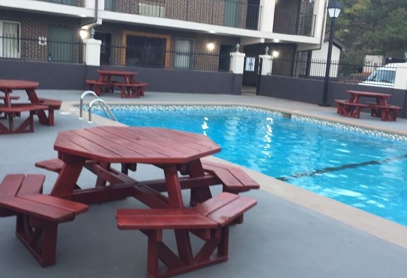 هتل Econo Lodge Inn & Suites University