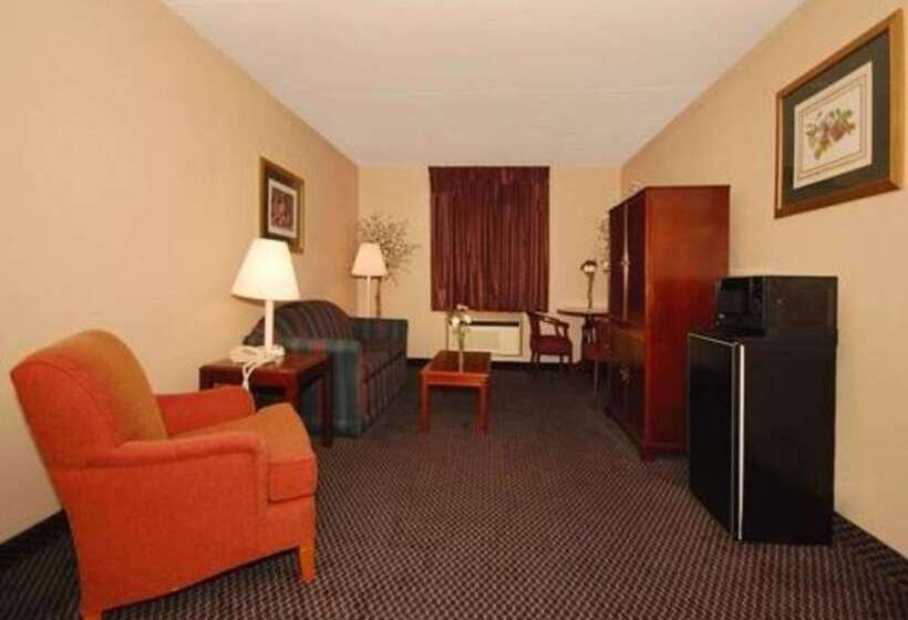 هتل Econo Lodge Inn & Suites