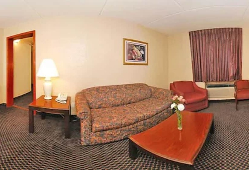 هتل Econo Lodge Inn & Suites