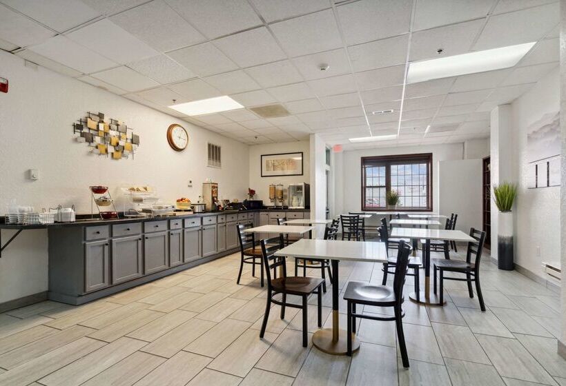 هتل Econo Lodge Inn & Suites