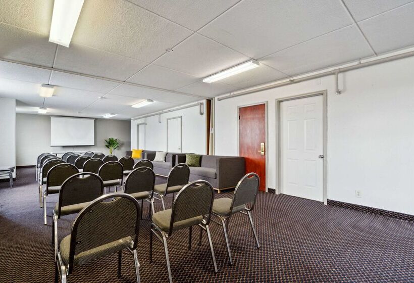 هتل Econo Lodge Inn & Suites