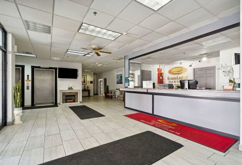 هتل Econo Lodge Inn & Suites