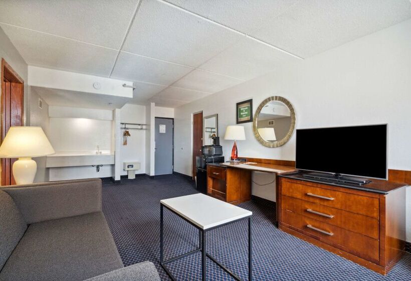 هتل Econo Lodge Inn & Suites