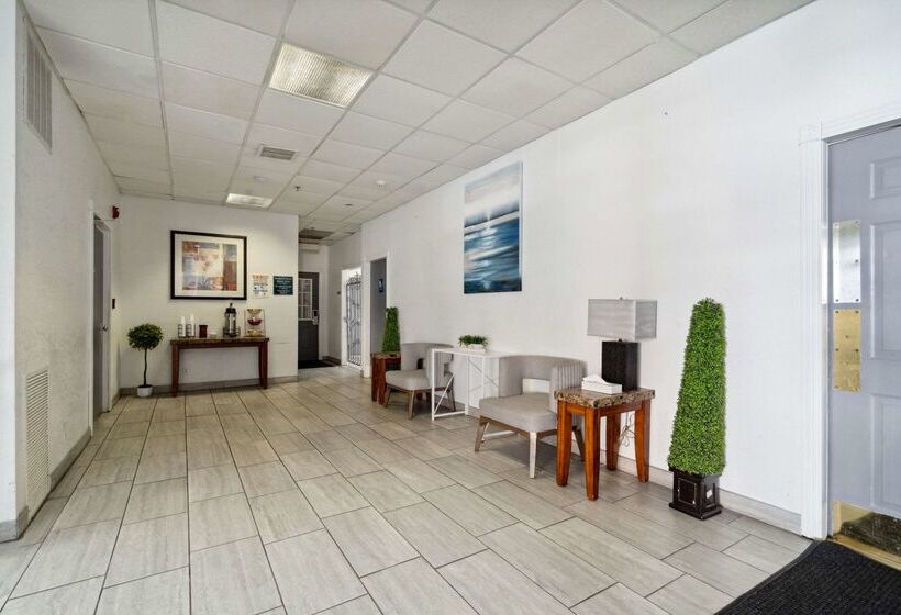 هتل Econo Lodge Inn & Suites