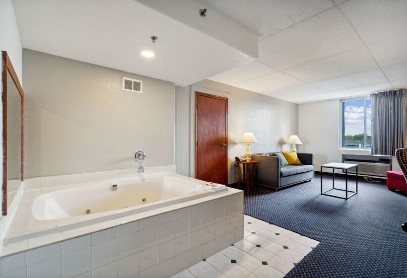 هتل Econo Lodge Inn & Suites