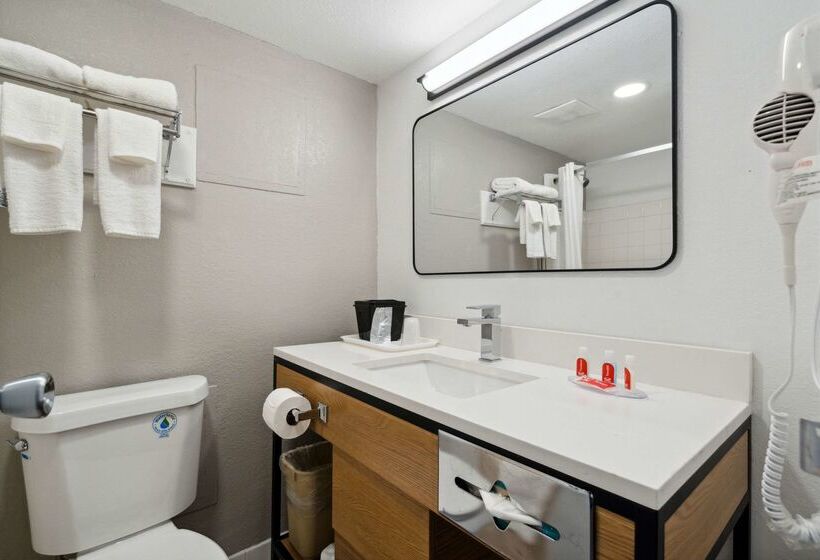 هتل Econo Lodge Inn & Suites