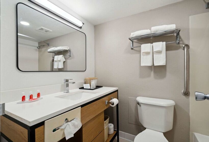 هتل Econo Lodge Inn & Suites