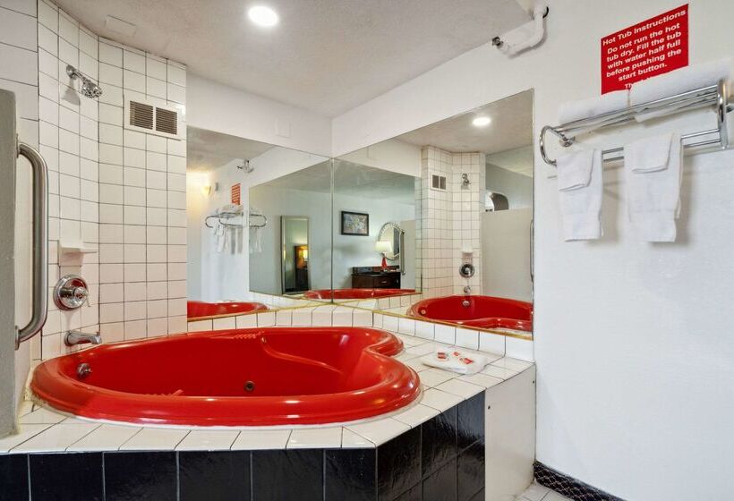 هتل Econo Lodge Inn & Suites