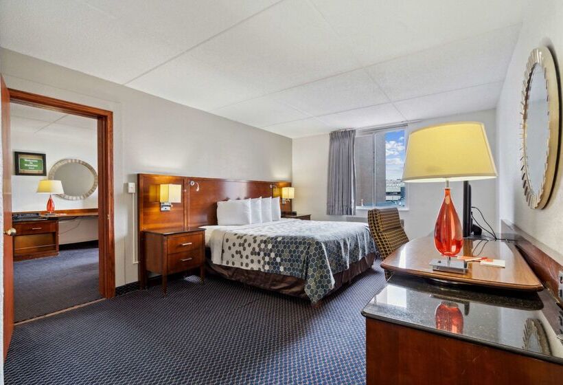 هتل Econo Lodge Inn & Suites