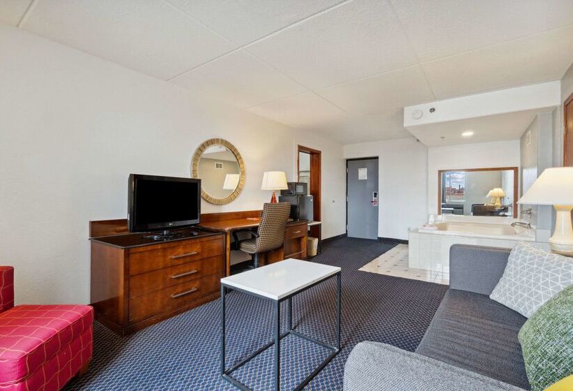 هتل Econo Lodge Inn & Suites