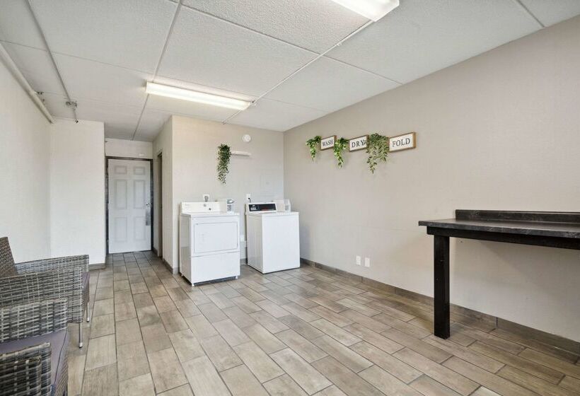 هتل Econo Lodge Inn & Suites