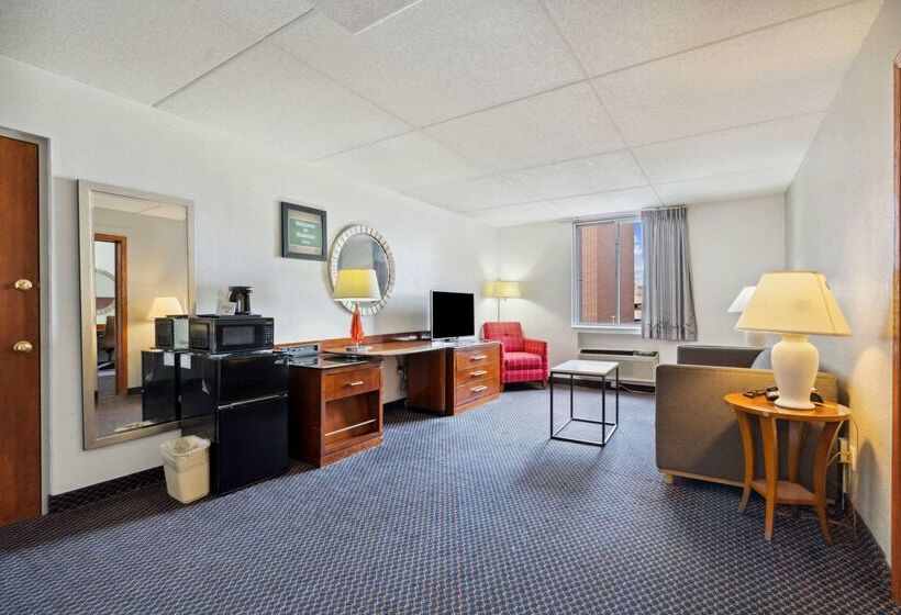 هتل Econo Lodge Inn & Suites