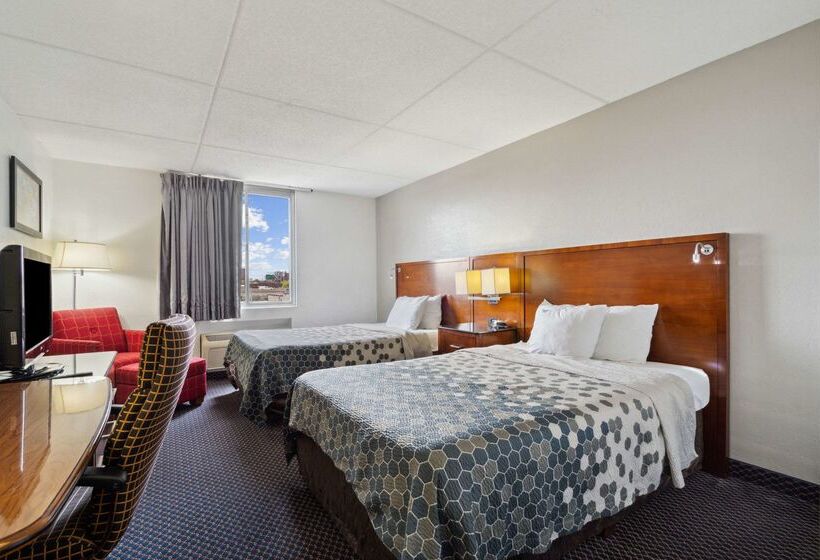 هتل Econo Lodge Inn & Suites