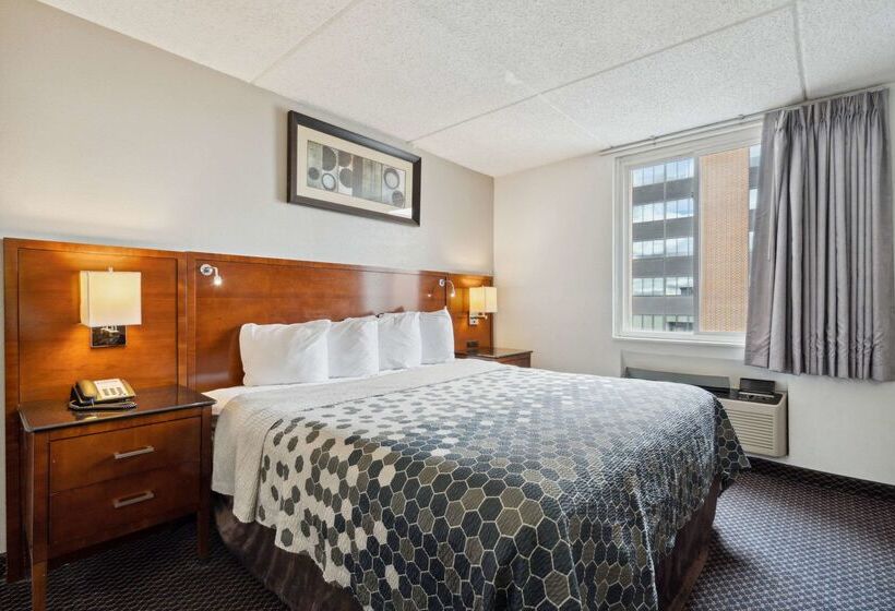 هتل Econo Lodge Inn & Suites