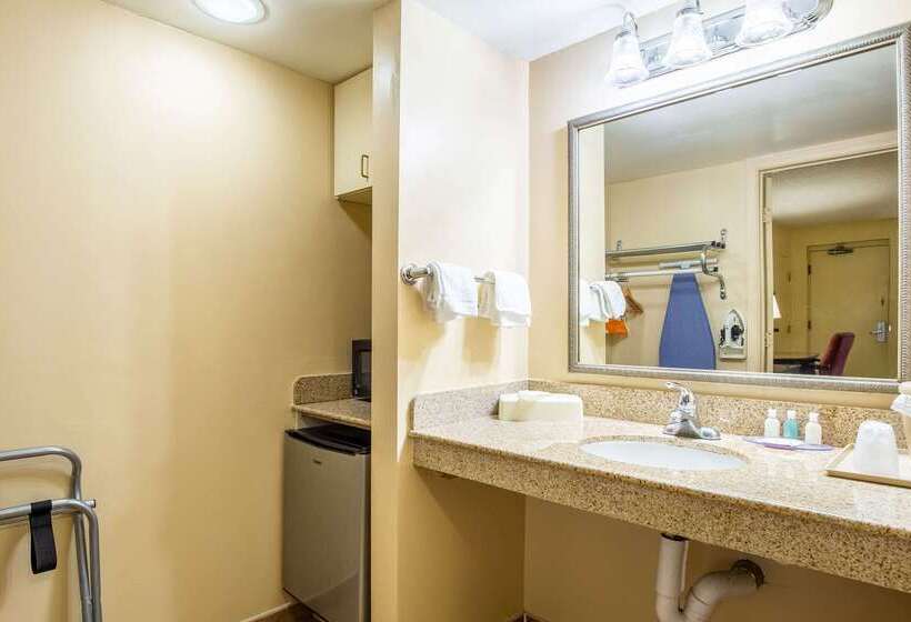 هتل Econo Lodge Naval Station Norfolk