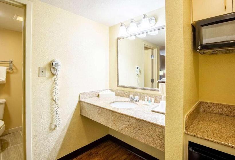 هتل Econo Lodge Naval Station Norfolk
