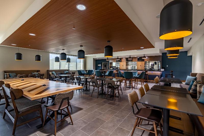 هتل Four Points By Sheraton Brunswick