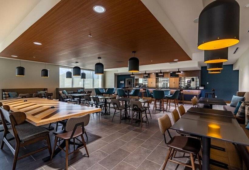 هتل Four Points By Sheraton Brunswick
