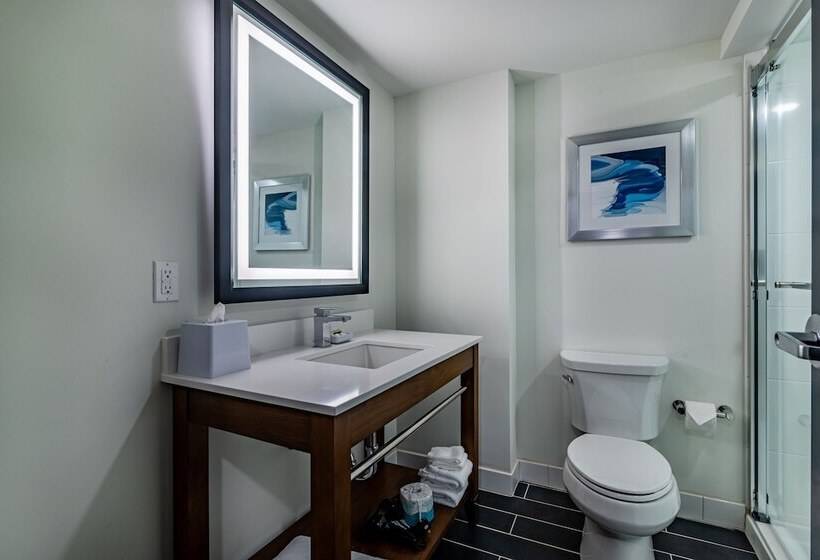 هتل Four Points By Sheraton Brunswick