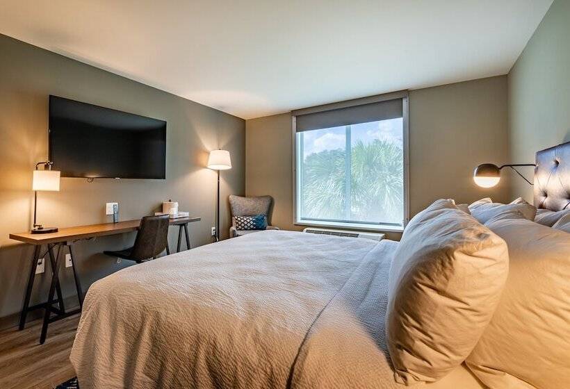 هتل Four Points By Sheraton Brunswick
