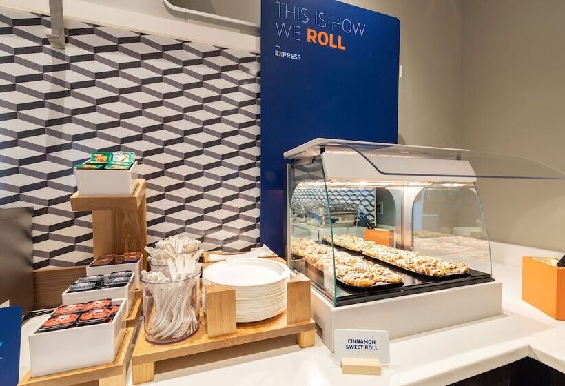 هتل Holiday Inn Express At Monterey Bay, An Ihg