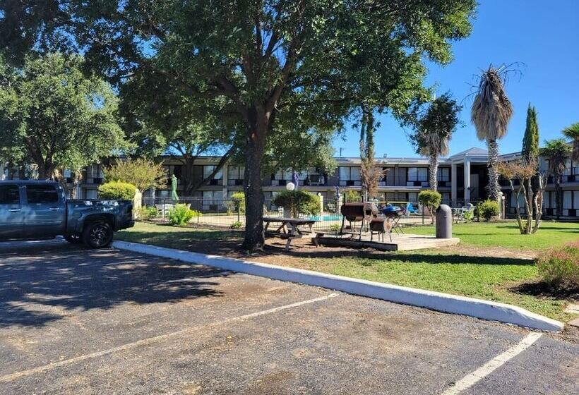 ホテル Knights Inn San Antonio Near Frost Bank Center