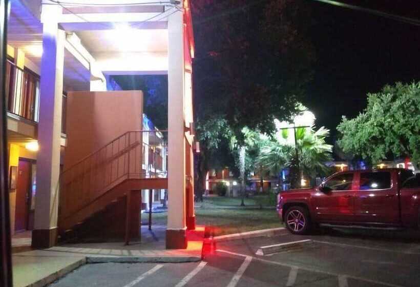 ホテル Knights Inn San Antonio Near Frost Bank Center