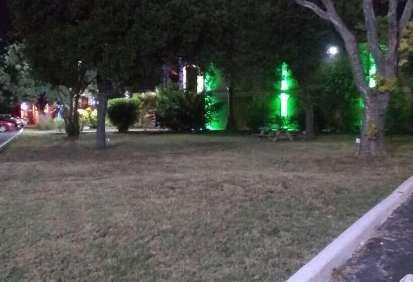 ホテル Knights Inn San Antonio Near Frost Bank Center