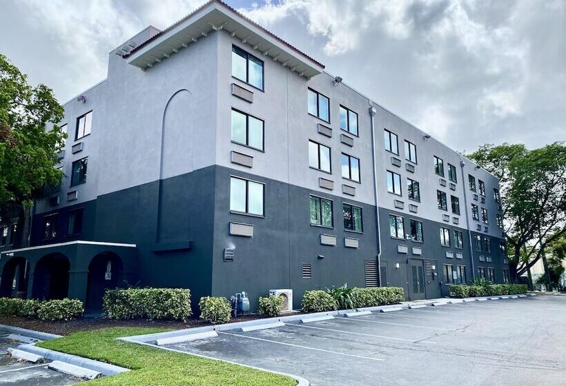 هتل La Quinta By Wyndham Ft Lauderdale Cypress Creek