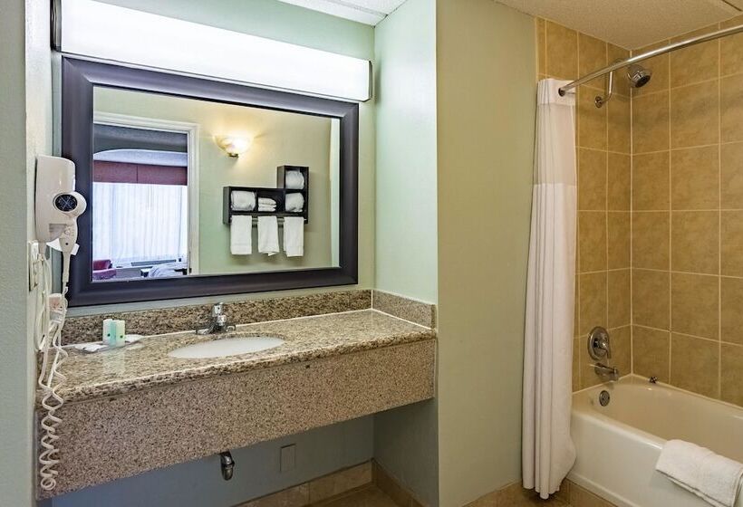هتل Quality Inn Columbus Near Fort Moore