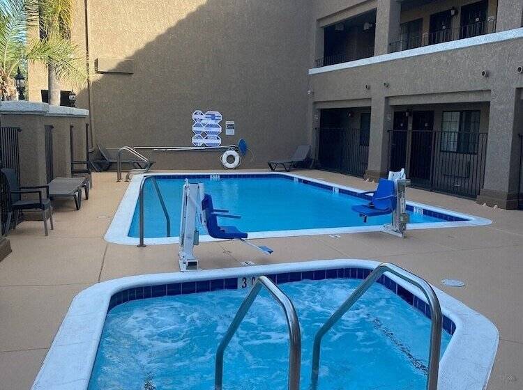 هتل Quality Inn & Suites Camarillooxnard